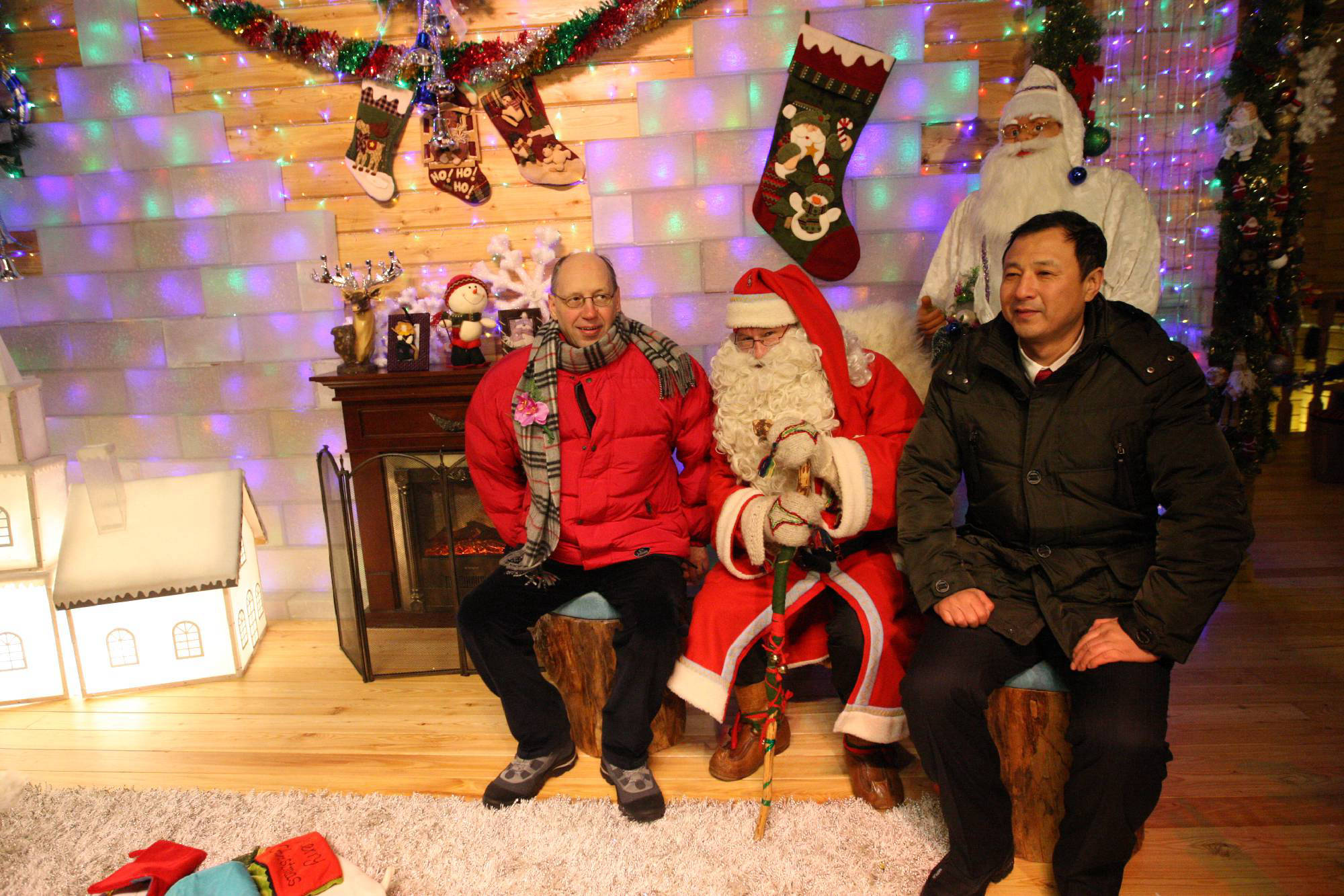 第一任芬兰圣诞老人Pekka，芬兰驻中国大使Lars Backström先生和黑龙江省副省长孙尧